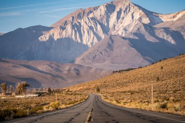 Kaliforniya'da bir açık karayolu/otoyol ortasında güneşli bir sonbahar sabahı alınan Doğu Sierra Nevada dağ aralığının görünümü