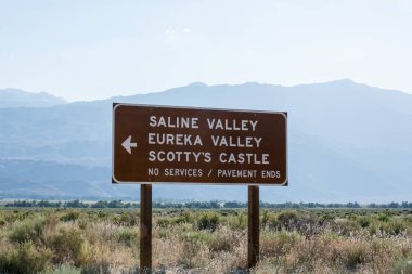 Ölüm Vadisi Milli Parkı ilgi - Scotty's Castle, Eureka Vadisi ve serum Vadisi için yol işaret. Asfaltsız bir toprak yol üzerinde hizmet yok