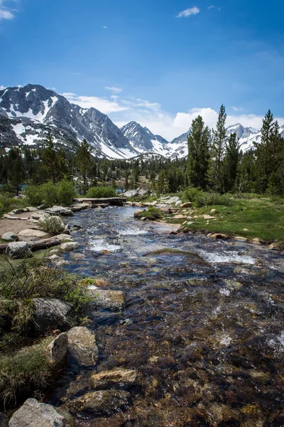 カリフォルニア州モノ郡の小さな湖バレー心湖でジョンミューア トレイルに沿って東のシエラネバダ山脈の小さなクリーク — ストック写真