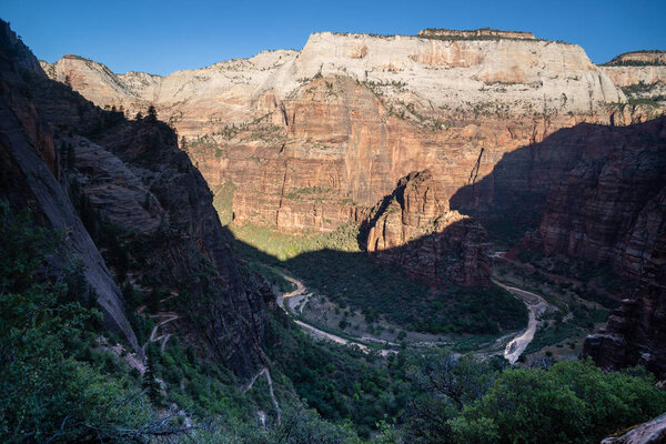 Глубокие утренние тени на каньоне в Национальном парке Сион летом, как видно из Наблюдательного пункта пешеходной тропы
