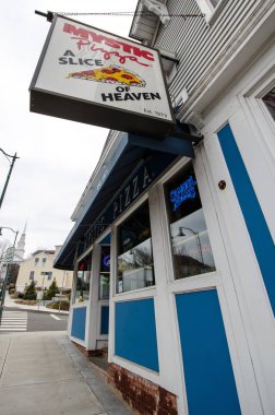 16 Nisan 2017 - Mystic, Ct: Mystic, Connecticut dışarıda Mystic Pizza Restoran. Bu restoran turistlerle popüler.
