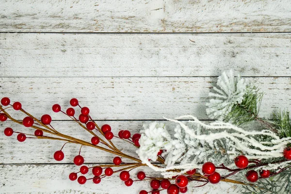 Weiße Beflockte Zweige Zweige Und Beeren Isoliert Auf Weißem Holzgrund — Stockfoto