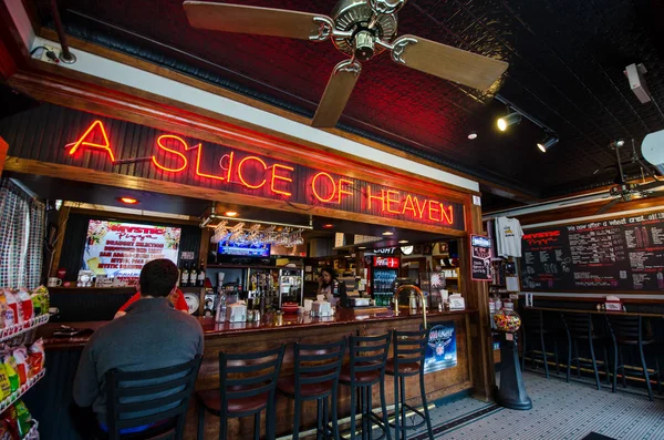16 Nisan 2017 - Mystic, Ct: Mystic, Connecticut içinde Mystic Pizza Restoran. Bu restoran turistlerle popüler.