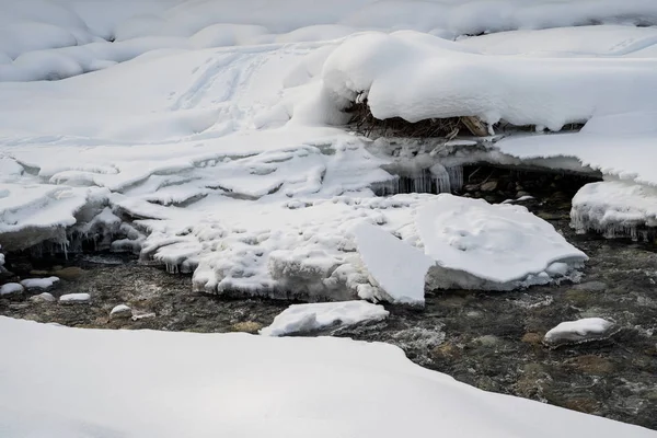 Teilweise Zugefrorener Kootenay Fluss Kootenay Nationalpark Eisbrocken Eiszapfen Und Schnee — Stockfoto