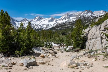 California Doğu Sierra Nevada dağlarının küçük Lakes Valley alan ile kir yürüyüş iz