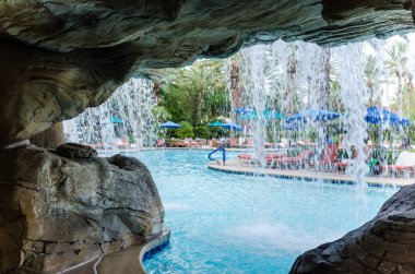 Las Vegas, Nevada - 4 Ağustos 2018: Tropik Açık Yüzme Havuzu alanı Jw Marriott hotel and resort, arkasından falls gösterilen bir şelale havuz