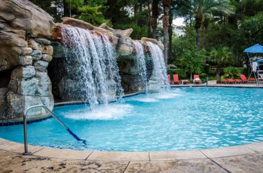 Las Vegas, Nevada - 4 Ağustos 2018: Tropik Açık Yüzme Havuzu alanı Jw Marriott hotel and resort, bir şelale havuz
