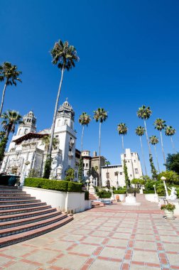 San Simeon, California - 7 Ağustos 2018: Dış görünüm parlak mavi gökyüzü karşı Hearst Kalesi