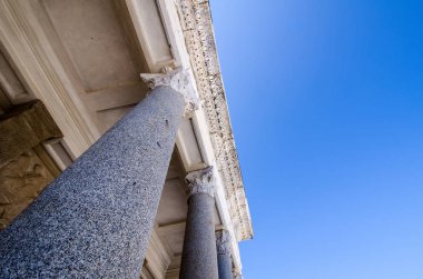 San Simeon, California - 7 Ağustos 2018: Dış ayrıntılarını parlak mavi gökyüzü karşı Hearst Castle