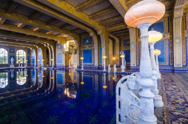 San Simeon, California - 7 Ağustos 2018: İç görünüm ünlü lüks Roma havuzun içinde Hearst Castle