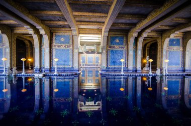 San Simeon, California - 7 Ağustos 2018: İç görünüm ünlü lüks Roma havuzun içinde Hearst Castle