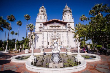 San Simeon, California - 7 Ağustos 2018: Dış görünüm parlak mavi gökyüzü karşı Hearst Kalesi