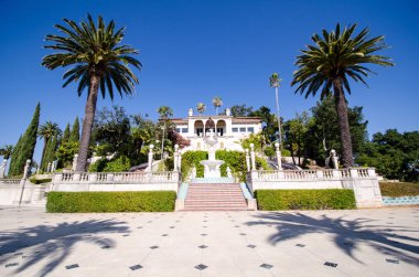 San Simeon, California - 7 Ağustos 2018: Dış görünüm parlak mavi gökyüzü karşı Hearst Kalesi