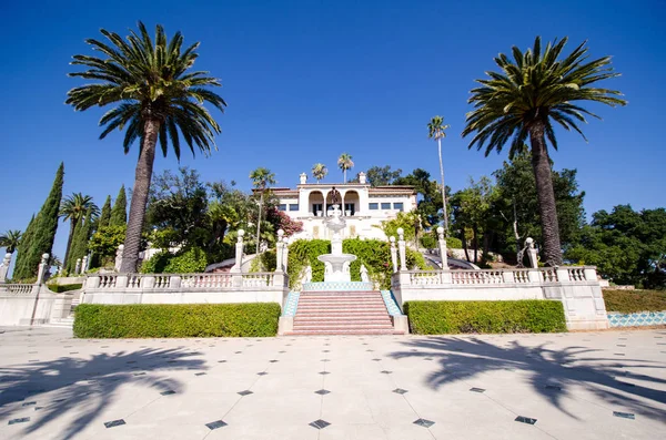 San Simeon, California - 7 Ağustos 2018: Dış görünüm parlak mavi gökyüzü karşı Hearst Kalesi
