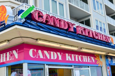 Ocean City, Maryland - 3 Nisan 2018: Dış turistik şehir Ocean City Md tahta boyunca şeker Kitchen mağazası