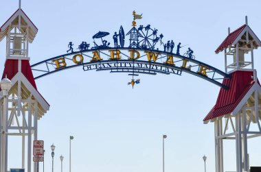 Ocean City, Maryland - 3 Nisan 2018: Arch ve okyanus şehir Boardwalk imzalanacak güneşli bir günde geldiniz. Restoranlar, mağazalar ve eğlence parkı Boardwalk içerir