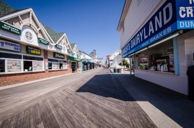 Ocean City, Maryland - 3 Nisan 2018: Boş tahta yol yok insanlar ve kapalı restoranlar ve mağazalar haftanın bir günü sırasında erken baharda. Ocean City için yılın yavaş Zamanı