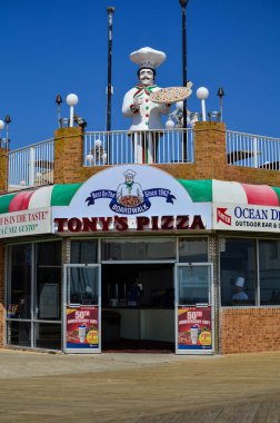 Ocean City, Maryland - 3 Nisan 2018: Dış görünüm Tonys pizza, tahta iskeleye klasik bir restoran