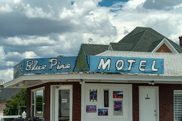 Vintage Retro Znak Dla Blue Pine Motel Zakwaterowanie Wakat Lipca — Zdjęcie stockowe