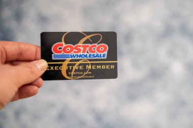 24 Şubat 2019 - Maple Grove, Mn: izole bir Costco toptan Executive üyelik kartı tutan el.