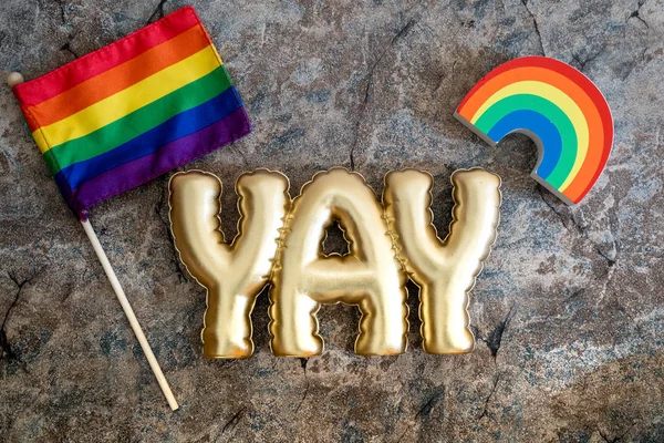 是字与彩虹旗子和彩虹在大理石背景 同性恋骄傲月的概念 女同性恋 同性恋和同性恋婚姻支持 — 图库照片