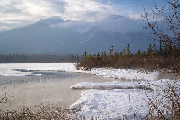 Disig vinter vy av frysta Vermillion Lakes och hot springs i B — Stockfoto