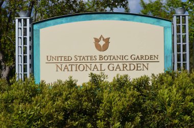Washington Dc - 1 Mayıs 2018: İşareti Ulusal Mall üzerinde bulunan ABD Botanik Bahçesi Ulusal Bahçe bina görünümü için