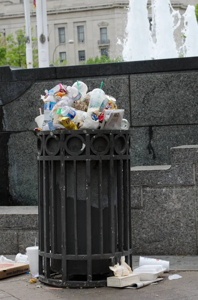 Washington DC-1 maj, 2018: överfyllda Trash kan på Sidewa — Stockfoto