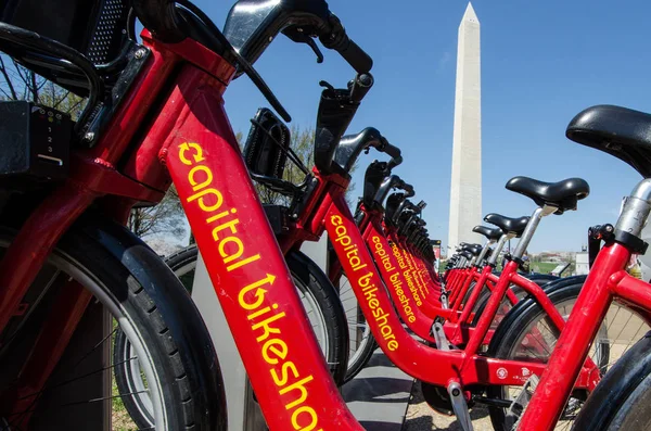 Washington DC - 1 de mayo de 2018: Alquileres de bicicletas Capital Bikeshare alineados con el Monumento a Washington en el fondo. Estas bicicletas están disponibles para alquilar para recorrer el National Mall y el centro de la ciudad —  Fotos de Stock