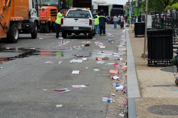 Washington DC - 1 de mayo de 2018: Basura y basura por toda la calle — Foto de Stock