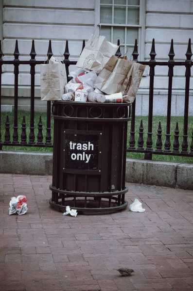 Washington DC - 1 maggio 2018: bidone della spazzatura traboccante sui marciapiedi — Foto Stock