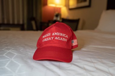 Bakersfield, Kaliforniya - 25 Mart 2019: A yapmak Amerika büyük tekrar şapka bir yatakta oturur