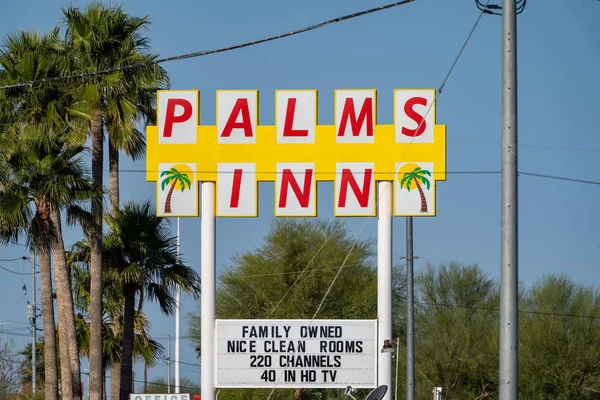 Gila Bend w Arizonie - 24 marca 2019: The Palms Inn motel, rodzinną przedsiębiorczości dla osób, które na nas-8. Hotel ma styl vintage motel znak — Zdjęcie stockowe