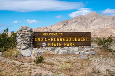 Borrego Springs, Ca - 21 Mart 2019: İşareti ziyaretçi Anza Borrego Çölü Devlet Parkı ' na Californias Devlet Park sistemi parçası ağırlıyor