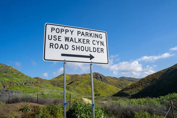 Logga styra besökare att se de superbloom vallmo på Walker — Stockfoto