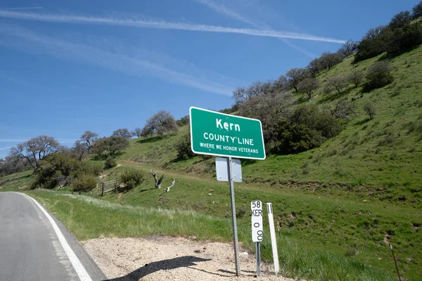 Skylt för Kern County California längs Highway 58 på en solig dag — Stockfoto