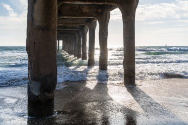 Geç öğleden sonra güneş boyunca Manhattan Beach Pier altında