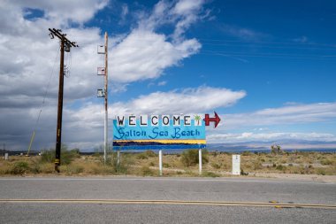 Salton Sea Beach, CA-21 Mart 2019: Salton se hoş geldiniz işareti