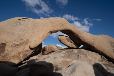 Öğleden sonra güneşinaltında Joshua Tree Milli Parkı Arch Rock