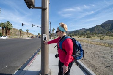 Rancho Mirage, Kaliforniya - 22 Mart 2019: Beyaz kadın itme