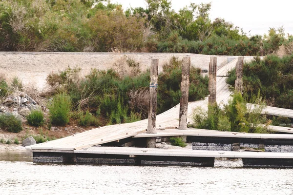 Salton Denizi'nde tekne fırlatma rıhtımı
