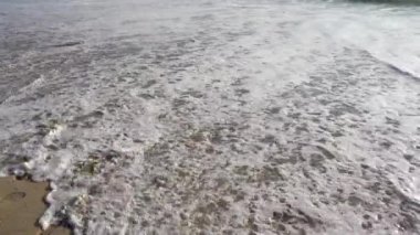 Plaj Vibes ifade plajda kum yazılmış. Dalgalar yuvarlanıyor, yazıyı yıkıyor. Yaz sonu, tatil için konsept