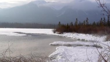 Alberta Kanada Banff Milli Parkı dondurulmuş Vermilion Göller ve kaplıcalar Puslu kış görünümü. Sahnede kar yağıyor