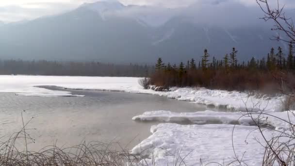 Neblig Winter Blick Auf Gefrorene Zinnoberrote Seen Und Heiße Quellen — Stockvideo