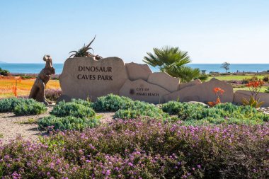 Pismo Beach, Kaliforniya - 25 Mart 2019: Dinozor Mağarası Tabelası