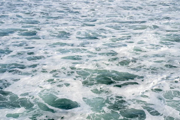 Mořská pěna a vlny Tichého oceánu na kalifornském pobřeží. — Stock fotografie