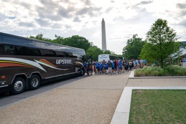 Washington Dc - 9 Mayıs 2019: Gençler ve çocuklar sahada t kalabalıklar