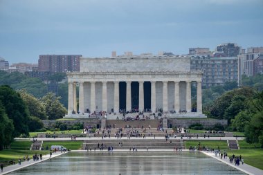 Yansıyan havuzlu Lincoln Anıtı'nın manzarası. Turist 