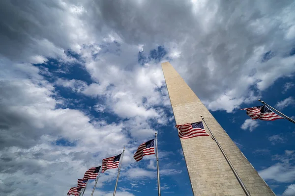 Amerikanen sjunker att blåsa i Linda med Washington monumentet — Stockfoto