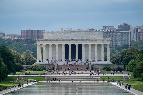 Widok na Pomnik Lincolna z basenem odbijającym. Turystów — Zdjęcie stockowe